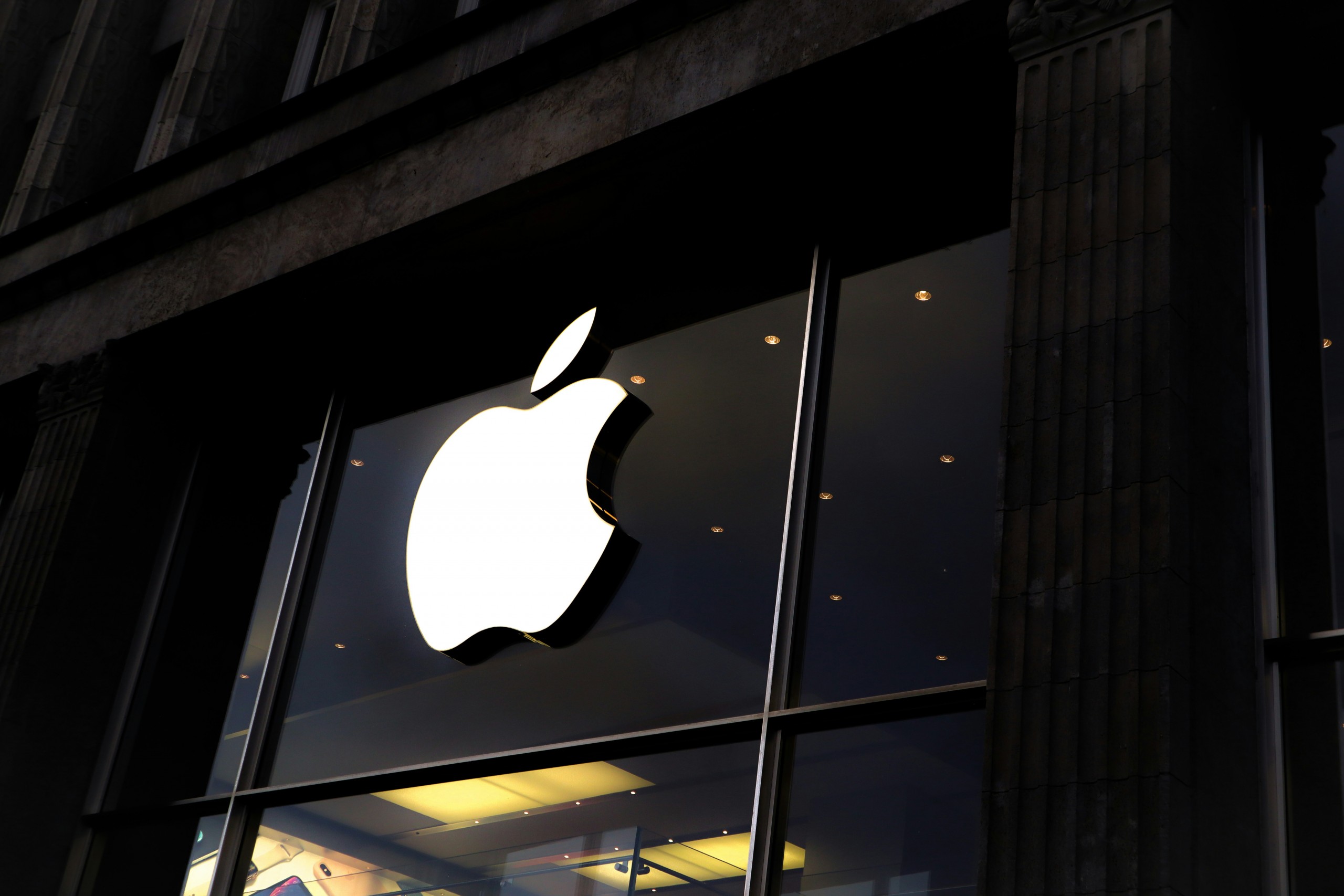 Apple Reduces Commission to 10% in EU: Two New Fee Structures for Developers and Which to Choose